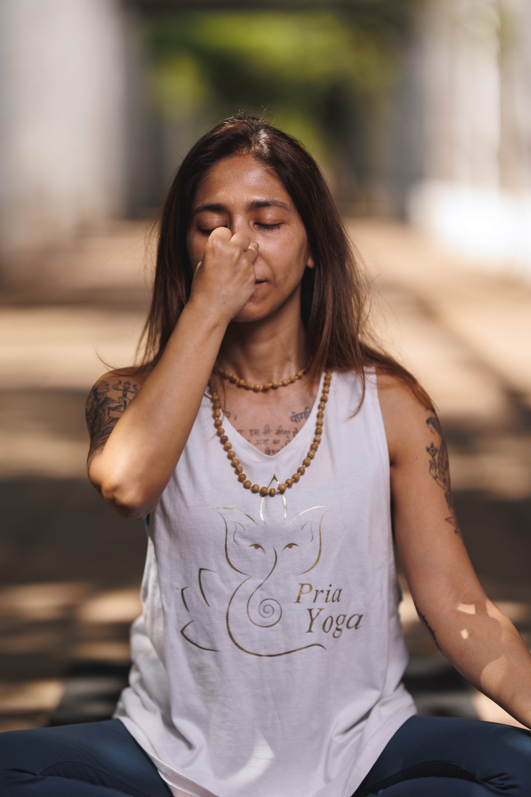 Imagen de una mujer practicando respiración consciente, conectando mente, cuerpo y espíritu en un ambiente de calma meditativa.