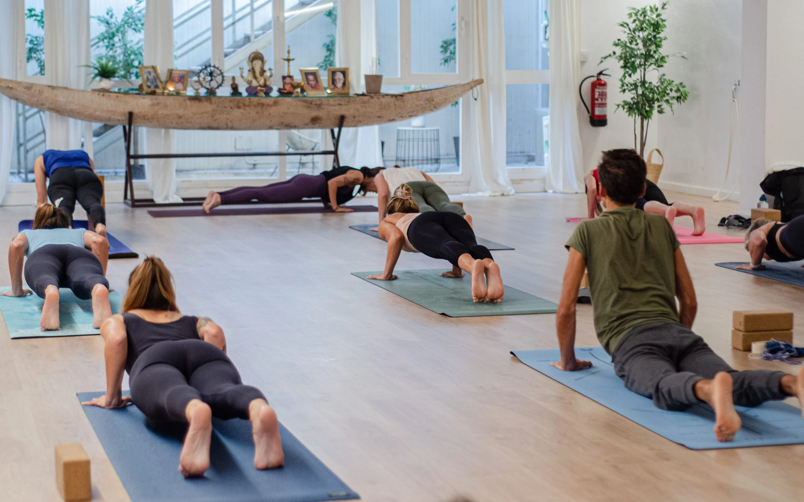Imagen de un grupo de personas meditando en armonía, sentadas en círculo en un entorno sereno, compartiendo un momento de paz y profunda conexión interior.