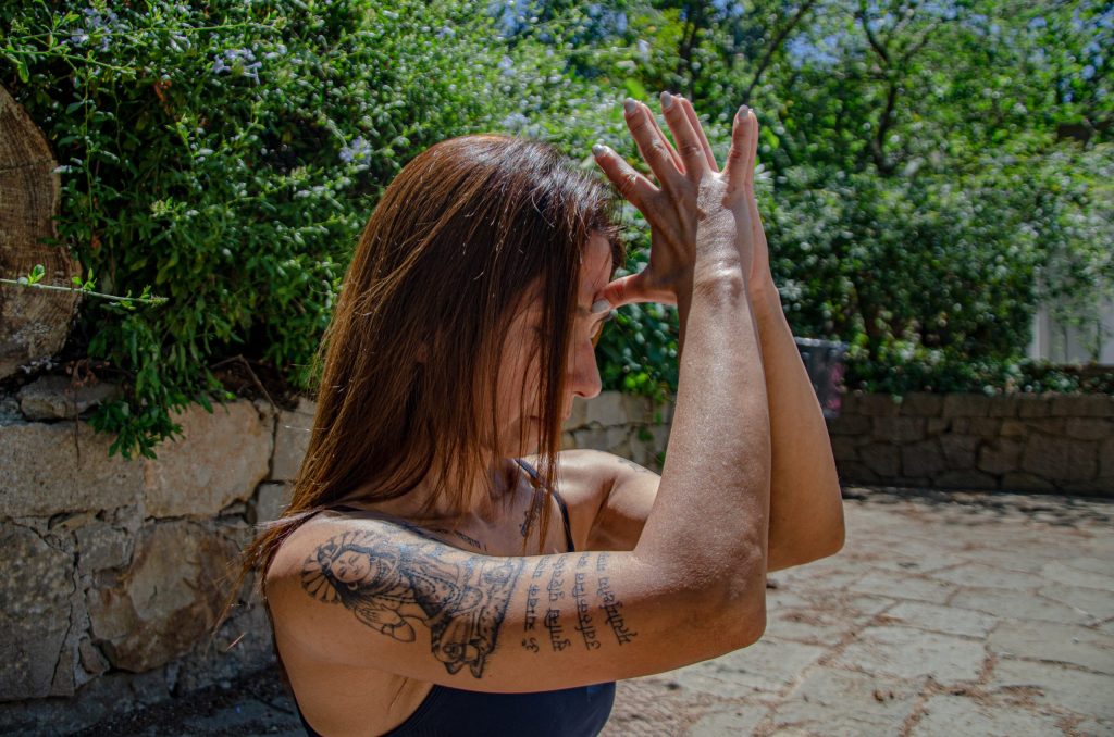 Maestra Priya Sugandh yoga asana clases y formaciones 200h online yoga hatha vinyasa escuela Yoga Alliance Oficial