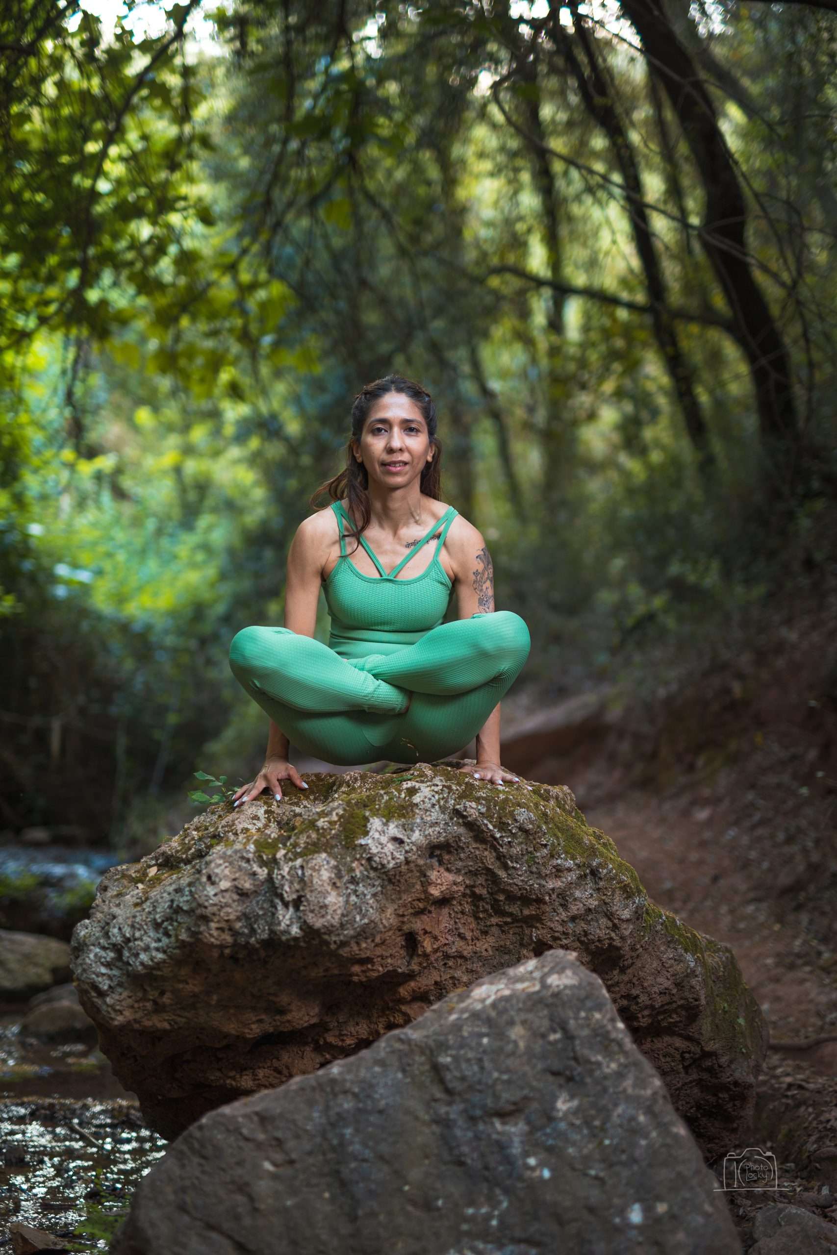 Postura asana Priya Sugandh Profesora certificada Yoga Alliance