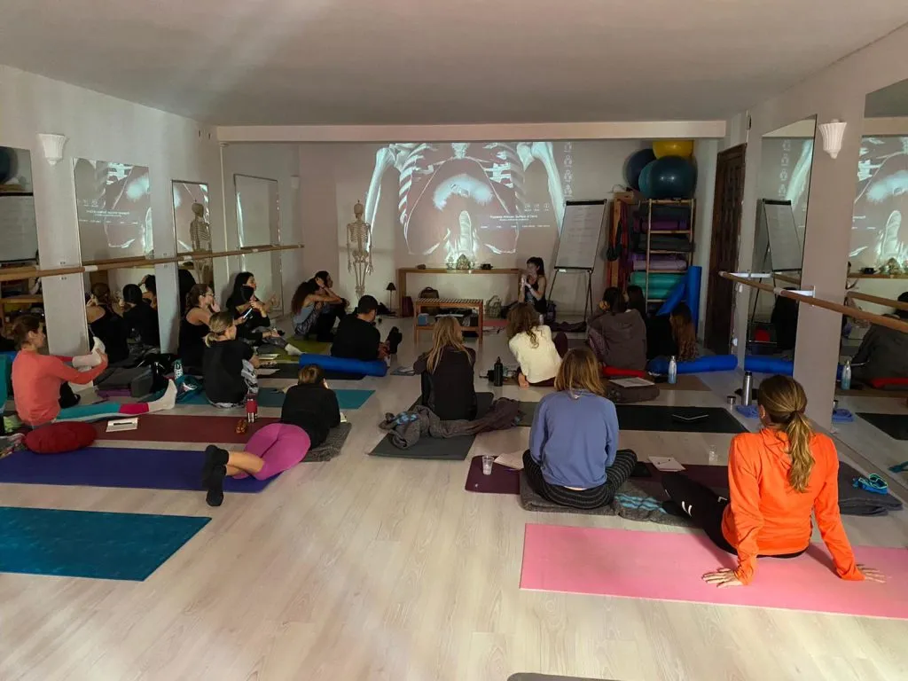 Formación de yoga en Barcelona con Priya Sugandh y Yoga Alliance