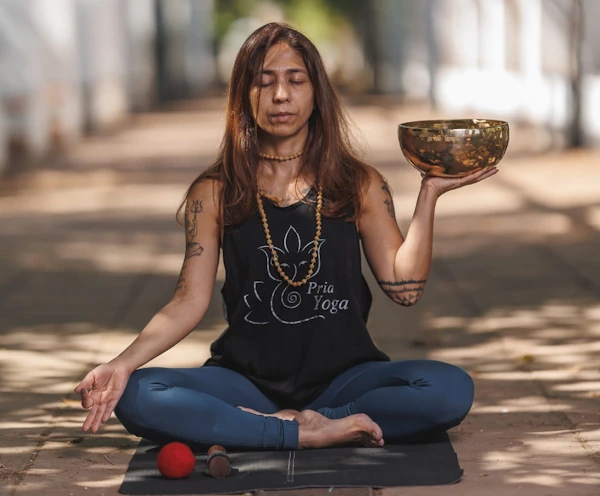 Maestra Priya Sugandh yoga postura Vasisthasana asana clases y formaciones 200h online yoga hatha vinyasa escuela Yoga Alliance Oficial
